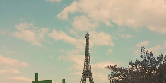 Travelling_TU-Eifelturm TU Logo vor dem Eifelturm