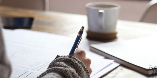 Desk.jpg Person hält einen Stift