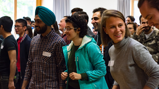 Come2Campus Tanzende internationale Studierende im Internationalen Begegnungszentrum der TU Dortmund