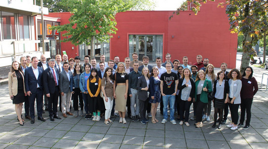 Internationale Studierende vor dem IBZ