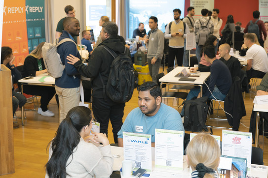 beratungssituation auf der internationalen karrieremesse