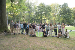 Ein Gruppenfoto einer internationale Gruppe im Westpark.