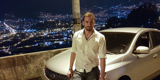 Patrick vor einer Skyline Patrick in front of a city skyline