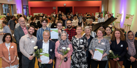 Global Gallery Gruppenbild mit den drei Siegerprojekten der Global gallery und der Prorektorin Internationales Prof. Tessa Flatten