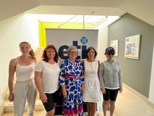 Erasmus_Personalmobilitaet_Gemke.jpg Fünf Frauen stehen vor einem Roll-Up von der Sprachschule