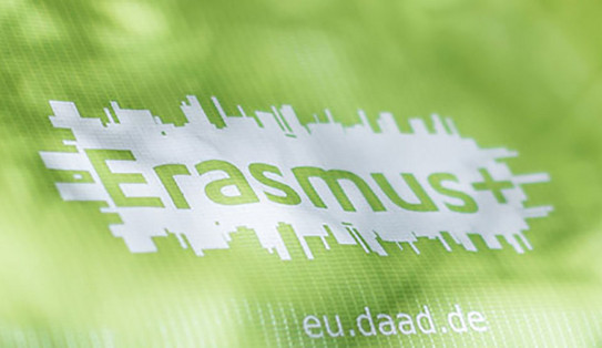 Erasmus Plus Flagge Schriftzug "Erasmus+" auf einem grünen Stoff