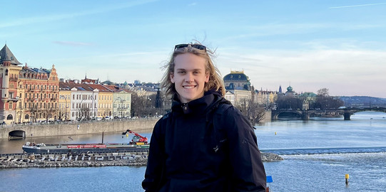 Foto von Will vor dem Meer.