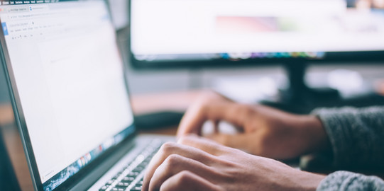 Bewerbung Person schreibt am Laptop