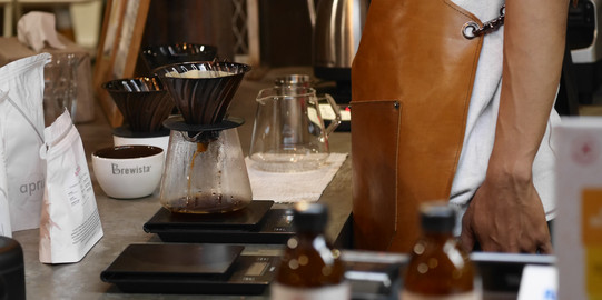 Arbeitstätige Barista in einem Cafe