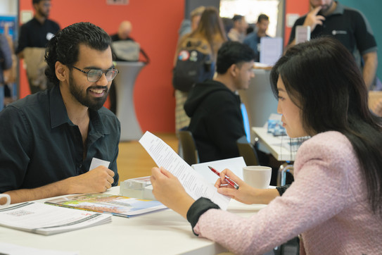 IKM_2024_1 Beratungssituation bei der Internationalen Karrieremesse 2024