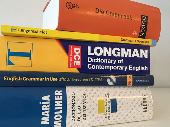 Sprachkurse Stapel mit Wörterbüchern