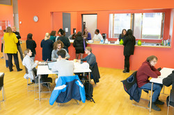 Eat and Read IBZ Menschen sitzen und stehen im Foyer IBZ zusammen