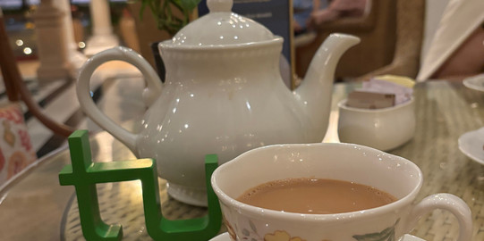 Chai-Tee in Indien Foto einer Tasse Chai-Tee mit TU Logo