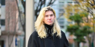 Bild von Matthis auf dem Campus der Chukyo mit Bäumen mit bunten Herbstblättern .