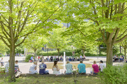 Campusbild_Campus-Nord_Martin-Scheisser-Platz Studierende sitzem am Brunnen auf dem Martin-Schmeisser-Platz