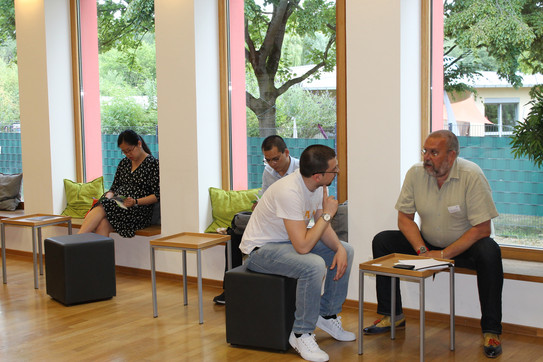 Internationale Karrieremesse 2019_2 Studierende im Foyer des IBZ