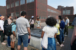 Menschen um eine 3D-Karte.