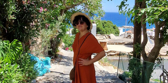 Profilbild Hier sieht man die Studentin mit Sonnenhut und Sonnenbrille am Meer.