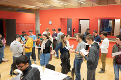 Sprachcafé_7 Many international students are standing in the IBZ and are chatting.