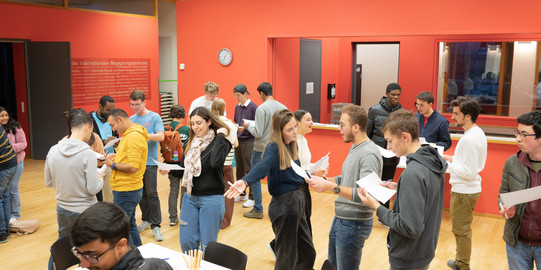 Sprachcafé_7 Viele internationale Studierende stehen im IBZ und unterhalten sich.