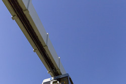 Campusbild_H-Bahn H-Bahn vor dem Mathetower