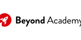 Beyond Academy Logo weiße Rakete mit rotem Hintergrund und dem Text Beyond Academy