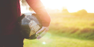 Globe Person mit einem schwarz/braunen Globus