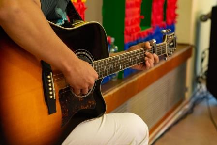 Veranstaltungen Gitarre Ein Mann, der Gitarre spielt