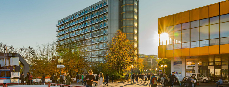 TU Dortmund im Herbst Die Gebäude des Campus Nord im Sonnenschein.