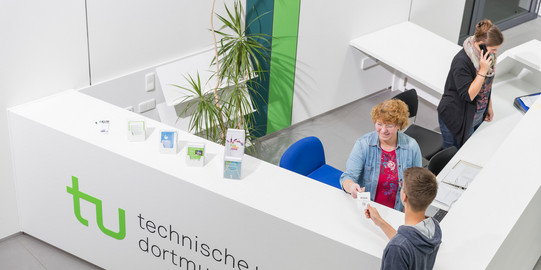 Studierendenberatung Ein Student gibt seine Wartenummer bei der Studienberatung ab.