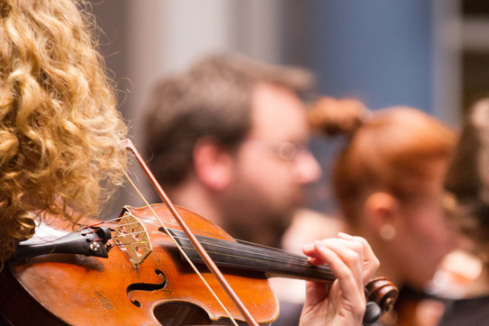 Geigenspielerin Uniorchester Nahaufnahme Geigenspielerin Uniorchester