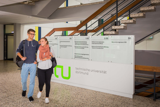 Studierende im Foyer Emil-Figge-Straße 61 Zwei Studierende laufen durch ein Foyer.