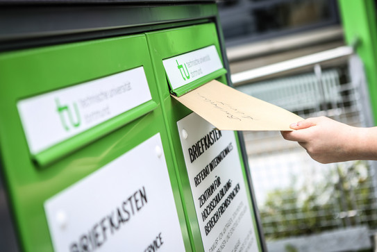 Fristenbriefkasten Eine Hand wirft einen Umschlag in den Fristenbriefkasten