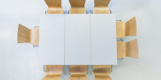 leerer Besprechungstisch Eine Luftaufnahme leerer Besprechungstisch