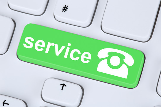Telefonservice Auf einer weißen Tastatus ist eine Taste grün eingefärbt. In weiß steht darauf das Wort „service” und das Symbol eines Telefons.